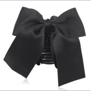 $20/2 Black bow hair clip